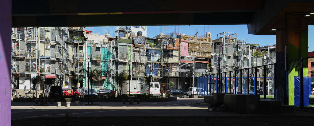 Vista panorâmica de uma favela, com construções de cinco andares ligadas por escadas