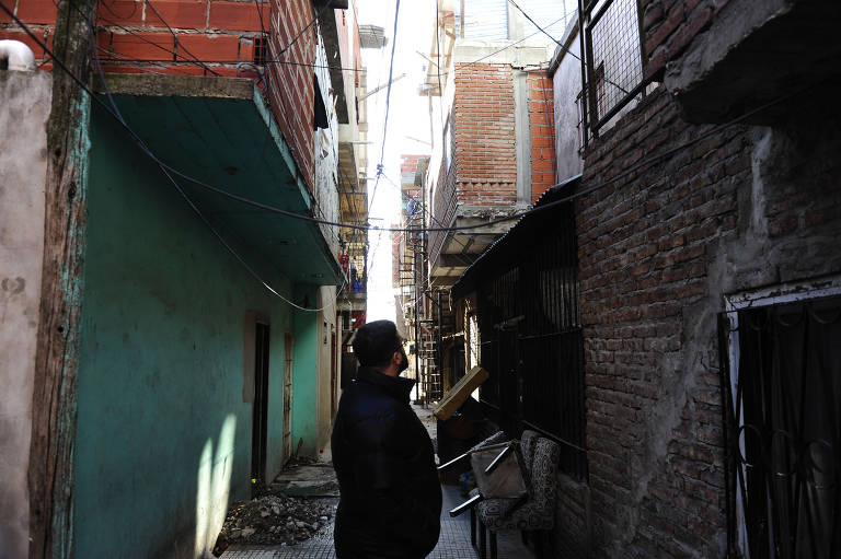 Viela na comunidade de Villa Soldati, no sul de Buenos Aires, onde casas também cresceram