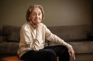 ***Especial***Retrato da atriz Laura Cardoso, 96 anos, na sala de seu apartamento em Perdizes durante entrevista para a FOLHA onde fala sobre sua carreira