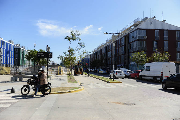 O bairro popular teve avenidas abertas e hoje abriga o ministério da Educação do país