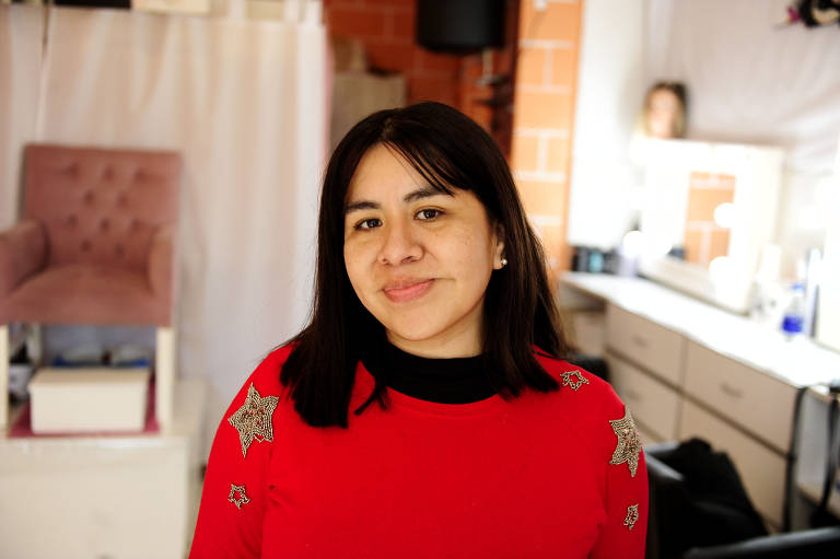 Com a crise na Argentina, Paola Suares, 32, teve que dobrar as horas de trabalho no seu salão de beleza na Villa 31, na região central de Buenos Aires