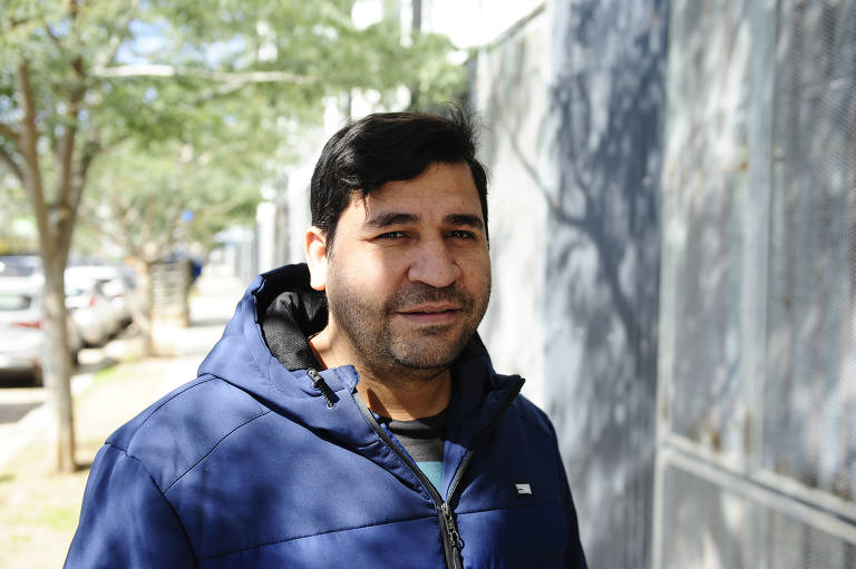 O arquiteto Cesar Sanabria, 39, líder comunitario da Villa 31, conta que as casas que antes tinham um ou dois andares hoje têm cinco ou seis