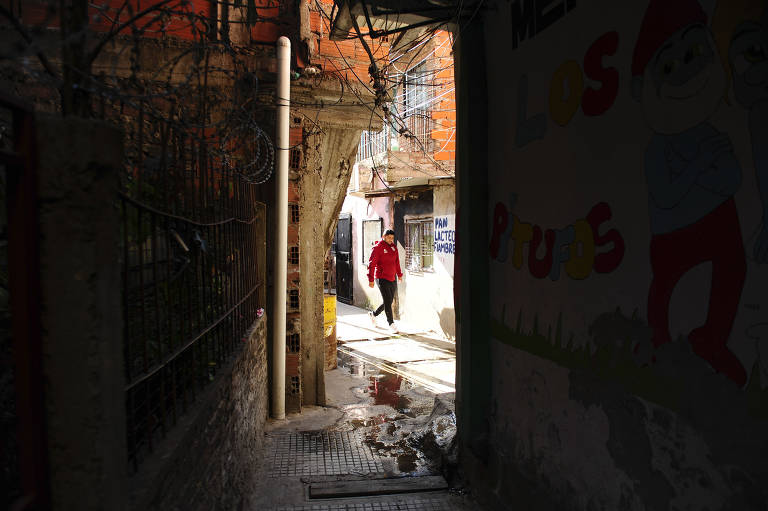 Se a nação vizinha tinha 26% de pobres em 2012, passou a ter 43% no ano passado, segundo dados da Universidade Católica (UCA); na foto, a Villa Soldati, em Buenos Aires