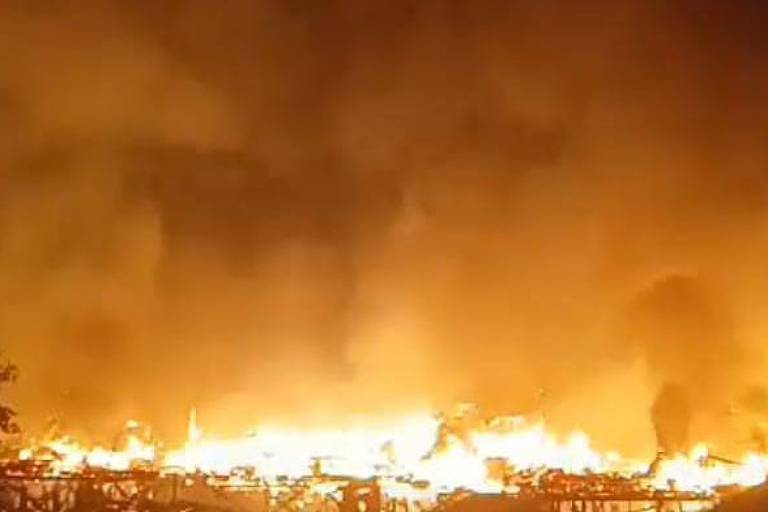 Incêndio destrói mais de 100 moradias em bairro de Santos (SP)
