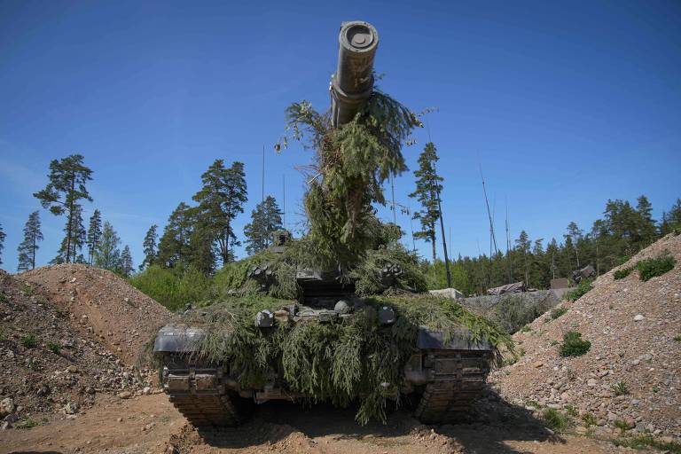 Um tanque Challenger-2 durante exercício da Otan em Sakussaare, na Estônia, em maio