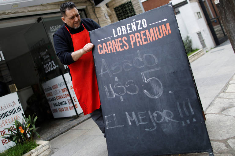Dono de açougue coloca placa com preço de venda de carne por cinco dólares em Buenos Aires