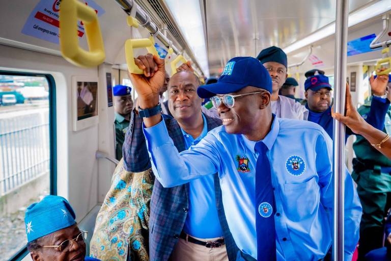 O governador de Lagos, Babajide Sanwo-Olu (de gravata), em inauguração de metrô 