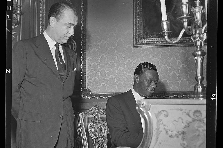 Juscelino Kubitschek com Nat King Cole na biblioteca do Palácio das Laranjeiras, no Rio de Janeiro, em 1959