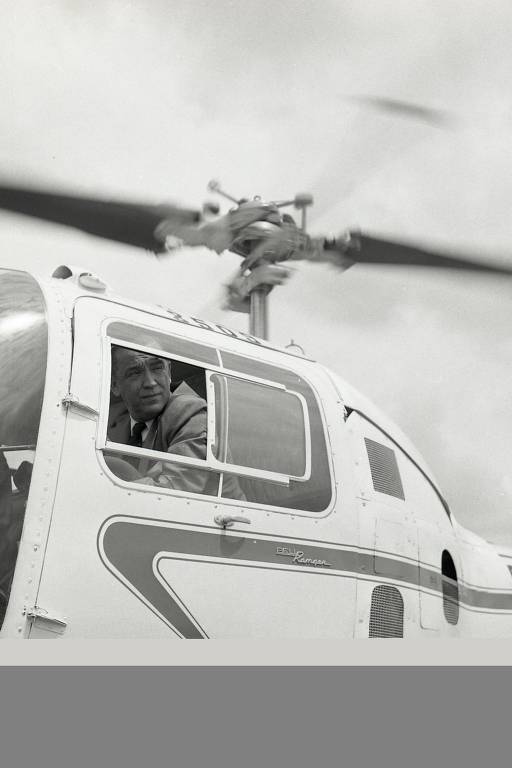 O presidente mineiro em helicóptero da Força Aérea, em 1958