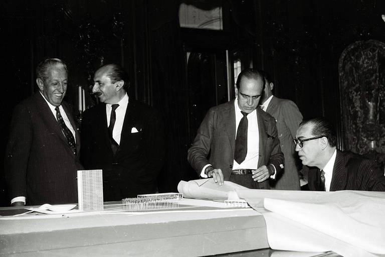 Da esq. para dir., Israel Pinheiro, Lúcio Costa, Oscar Niemeyer e JK, quatro dos maiores responsáveis pela construção de Brasília, em 1957