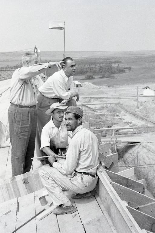 Ao lado de operários, em 1957, Juscelino e Israel Pinheiro, presidente da Novacap, empresa responsável pela construção da nova capital, vistoriam as obras