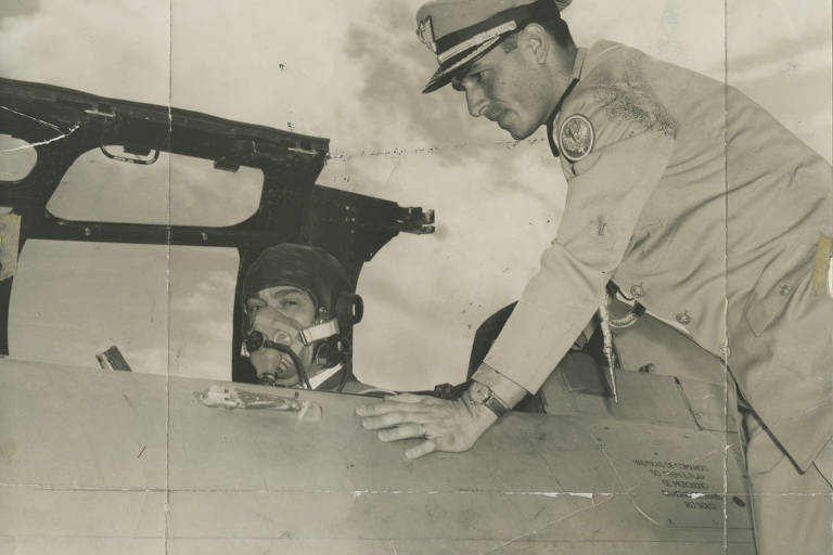 JK a bordo de um jato durante solenidade na Base Aérea de Santa Cruz, no Rio de Janeiro, em 1957