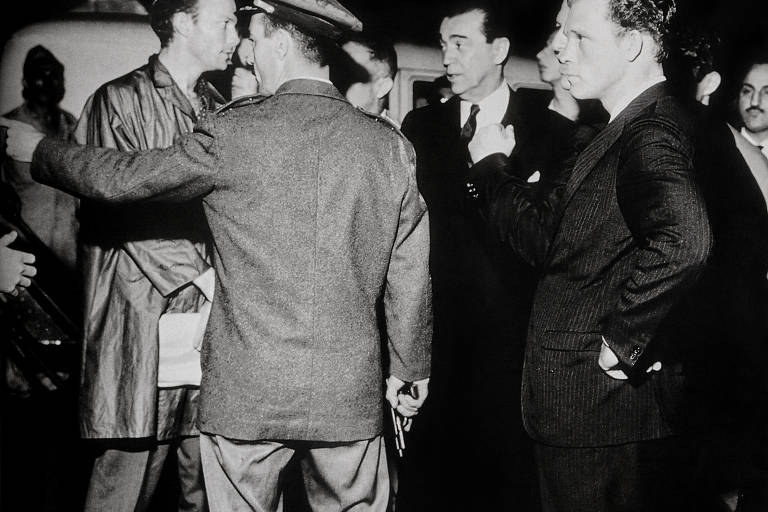 Militar armado em aeroporto em 1964 quando JK embarcava para o exílio