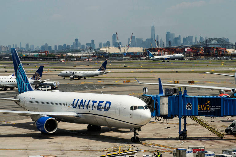 Avião da United Airlines no aeoporto de Newark, em Nova York