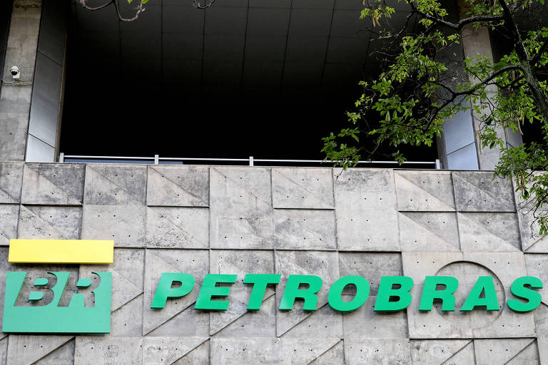 Logotipo da Petrobras na sede da empresa no Rio de Janeiro