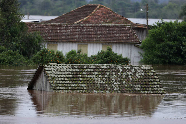 Casa submersa na cidade de Bom Retiro do Sul, no Rio Grande do Sul