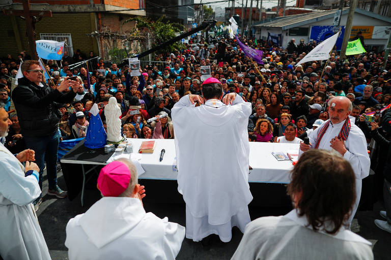 Padres argentinos defendem papa Francisco contra ataques de Javier Milei