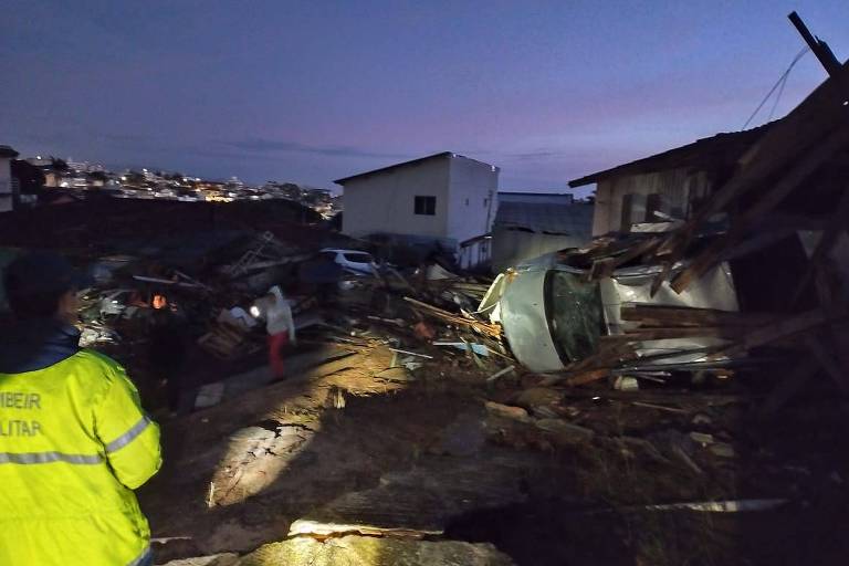 Reservatório de água se rompe e inunda casas em Florianópolis