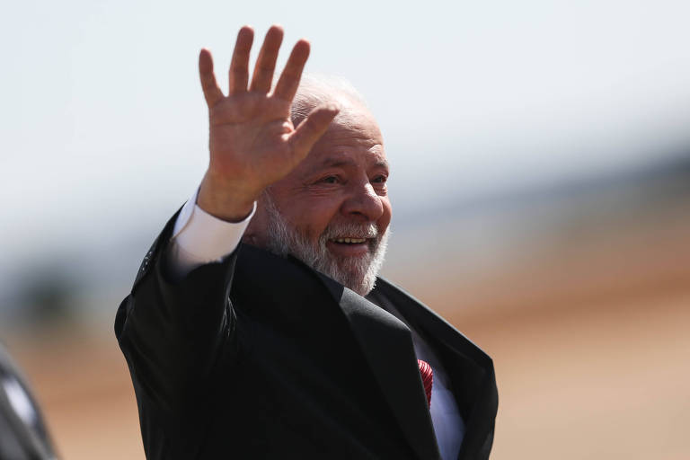 Presidente Lula (PT) durante cerimônia em homenagem a Santos Dumont na base aérea de Brasília