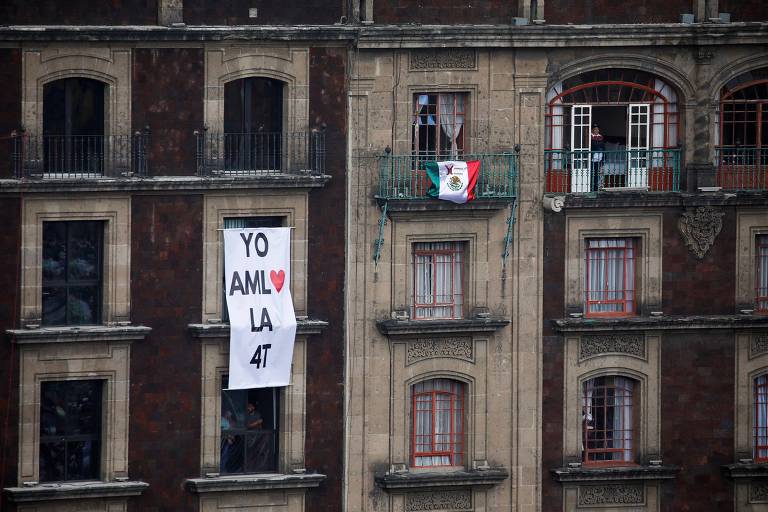 Banner com menção ao slogan político de AMLO, sobre "Quarta Transformação", no México