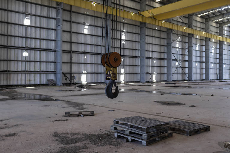 Galpão no estaleiro da empresa Quip, que foi abandonado e hoje é usado como pasto.
