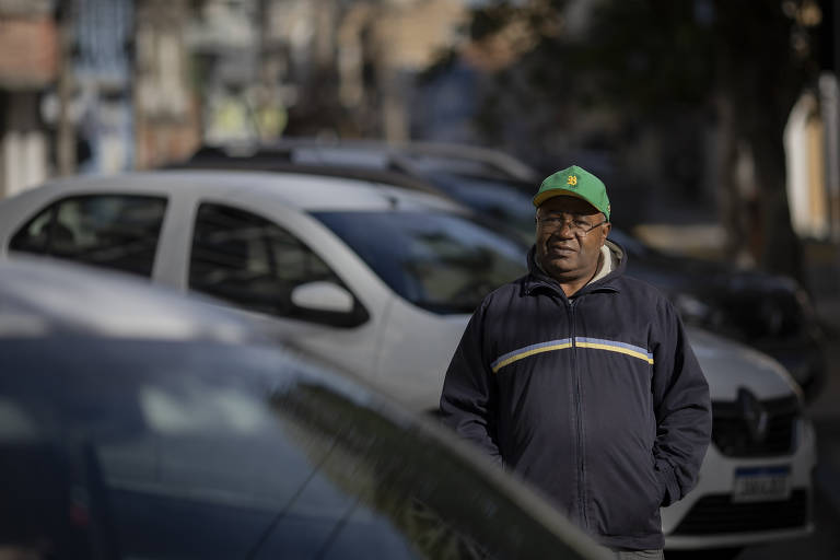 Fábio Alessandro Ferreira, ex-trabalhador de estaleiro que hoje faz bico como flanelinha.