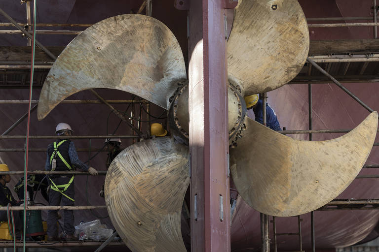 Trabalhadores fazem reparo em navio no Estaleiro Rio Grande, em Rio Grande (RS).