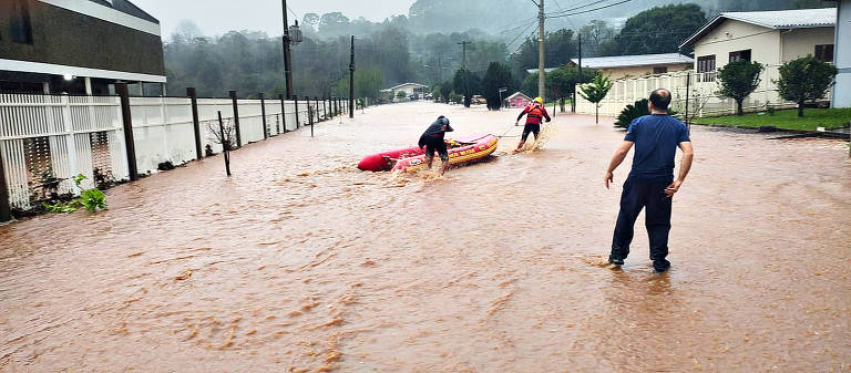 Bombeiros usam barco para resgatar moradores ilhados em Nova Bassano