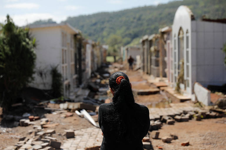 Moradora olha a destruição no cemitério da cidade de Mucum, no Rio Grande do Sul, provocada pelas enchentes dos últimos dias, que deixaram a região do vale do Taquari embaixo d´água