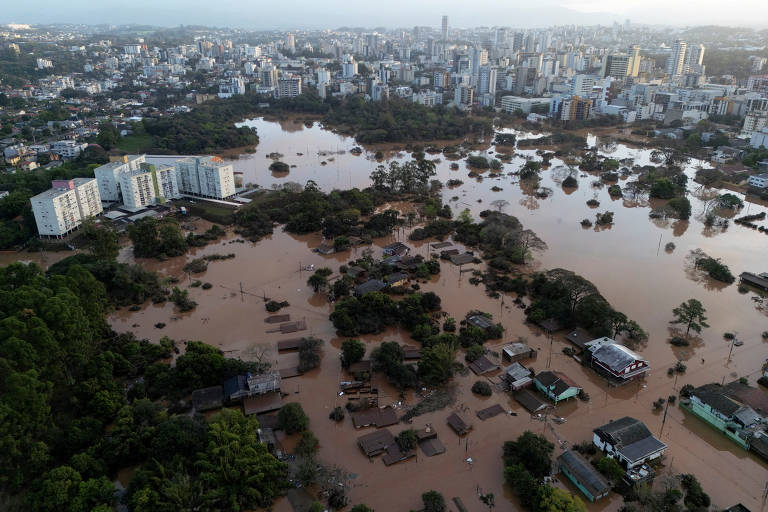 Chuvas no Sul, com 42 mortos, impõem força-tarefa e deixam famílias chocadas