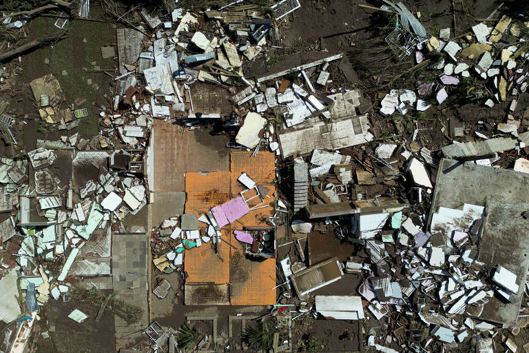 Visão aérea mostra os destroços de casas que foram colocadas abaixo pelo ciclone extratropical em Mucum, na região central do Rio Grande do Sul