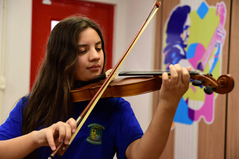 A estudante Laura Valim Freitas, 14, durante aula de violino na Escola de Música Yamandu Costa, em Passo Fundo (RS)