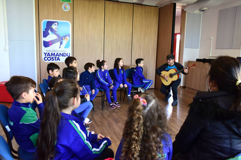 O músico e professor André Gomes da Silveira na aula com alunos da Educação Infantil na Escola de Música Yamandu Costa