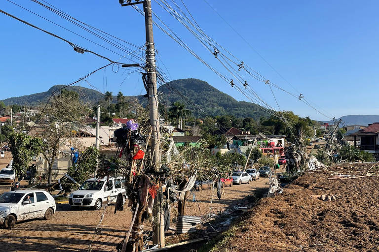 A água subiu tanto na região que muitos postes ficaram com entulho pendurado, mostrando a altura alcançada pelo alagamento em Roca Sales