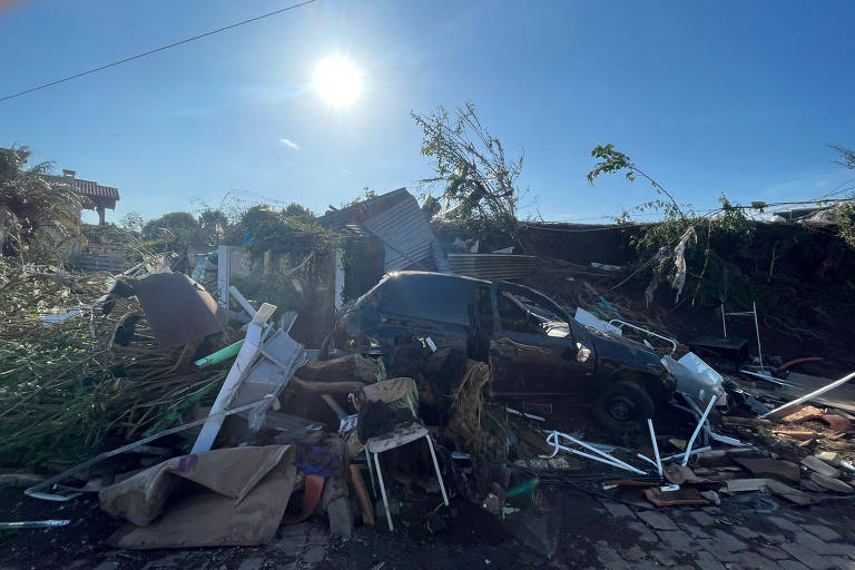 Além da chuva torrencial, o ciclone extratropical chegou à região na madrugada de segunda-feira (4) com ventos fortes que destruíram estruturas e derrubaram árvores, como nesta imagem em Roca Sales