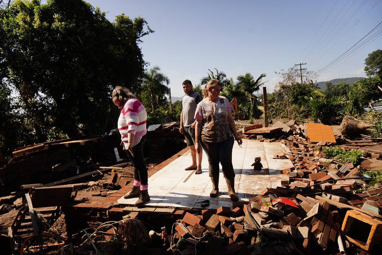 Moradores de Colinas (RS), no vale do Taquari, registram um cenário de destruição nesta quarta-feira (6) depois que parou de chover e as águas da enchente baixaram