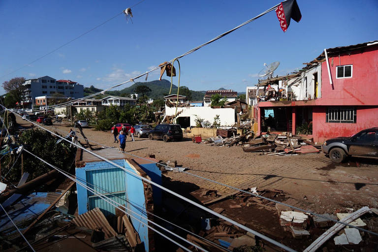 Em grande parte da cidade, o que se viu foram construções destruídas e muito entulho acumulado nas ruas