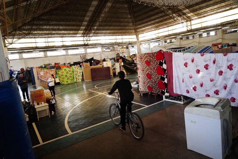 Cerca de 300 pessoas estão abrigadas em um ginásio no parque Imigrante, em Lajeado (RS), após terem suas casas atingidas pela enchente