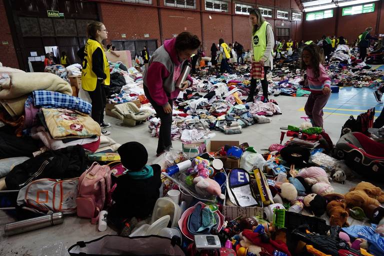 Voluntários ajudam a separar doações para os desalojados no ginásio no parque Imigrante, em Lajeado (RS)