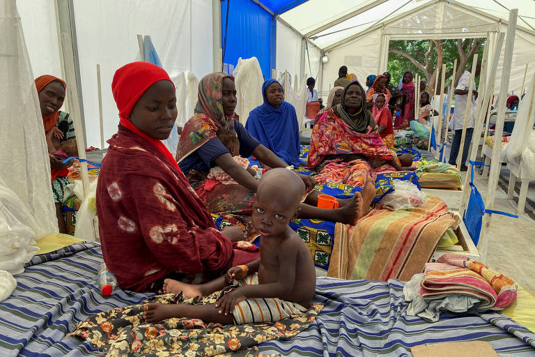 Pacientes em camas do hospital improvisado do Médicos sem Fronteira na cidade de Adre, no Chade, na fronteira com o Sudão