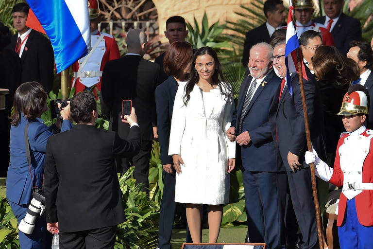 Lula posa para foto com o ex-presidente paraguaio Nicanor Duarte antes da cerimônia de posse de Santiago Peña, em Assunção