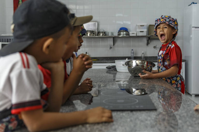 Alunos da escola municipal Dona Leopoldina, em SP, durante atividade na cozinha