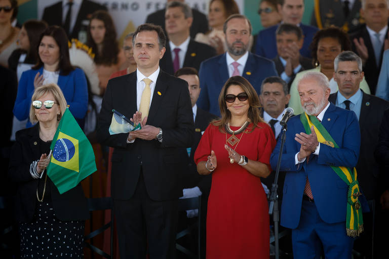 O presidente Lula, acompanhado da primeira dama Janja Lula da Silva, durante o desfile da Independência do Brasil, na Esplanada dos Ministérios