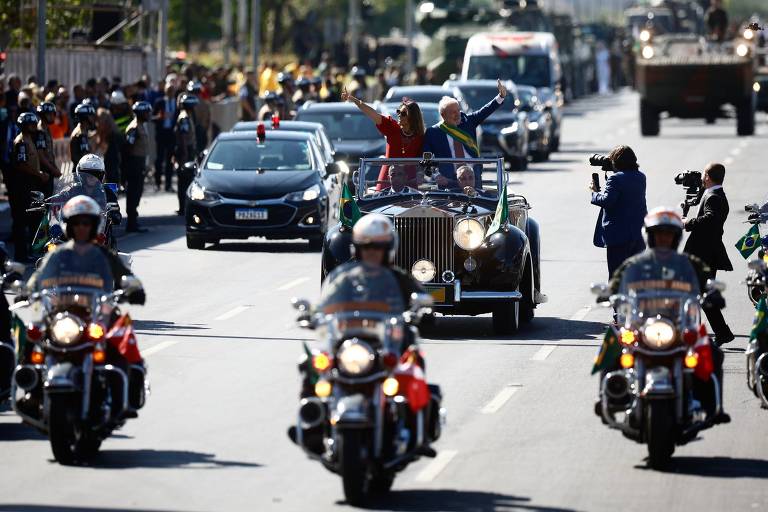 Presidente chegou em carro aberto com a primeira-dama, Janja