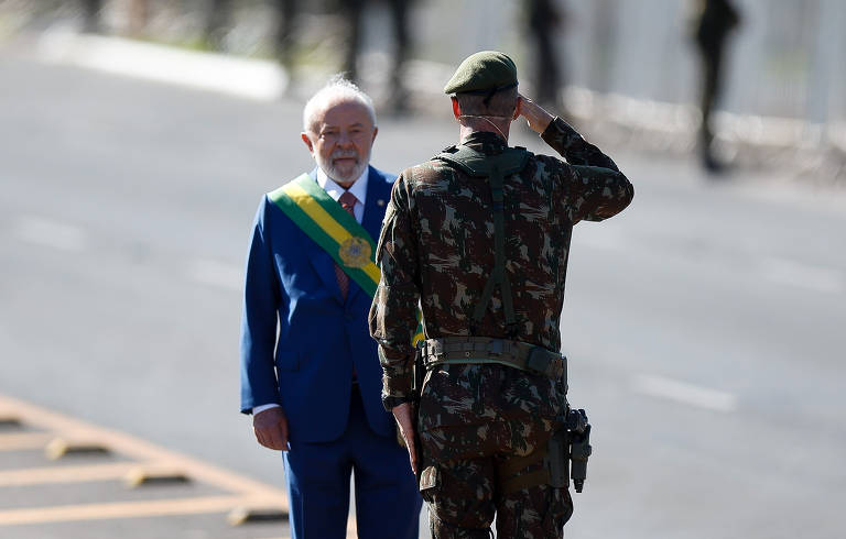 Lula de frente para um militar durante o evento do 7 de Setembro em Brasília