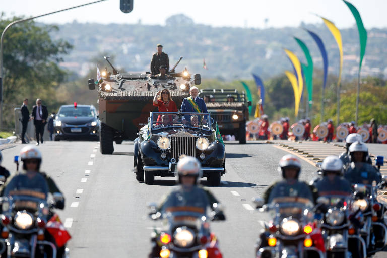 O presidente Lula, acompanhado da primeira dama Janja Lula da Silva, durante o desfile em carro aberto, na Esplanada dos Ministérios