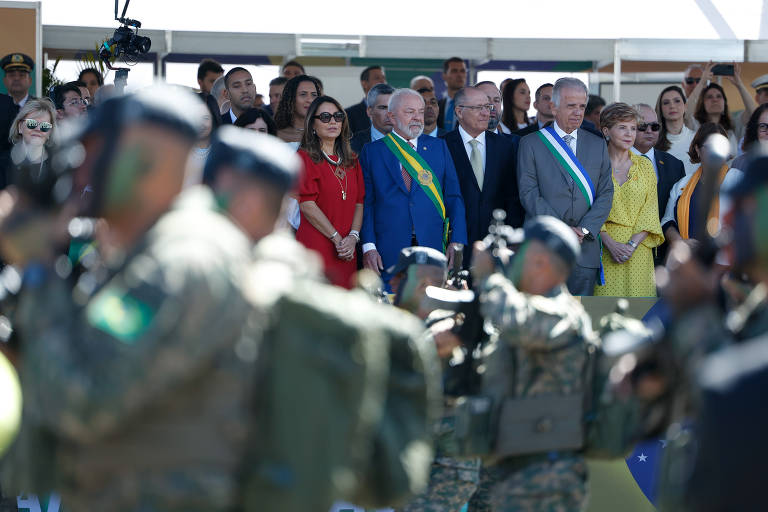 O presidente Lula acompanhado na tribuna de honra dos chefes de outros Poderes: a presidente do STF (Supremo Tribunal Federal), Rosa Weber, e o presidente do Congresso Nacional, senador Rodrigo Pacheco (PSD-MG)