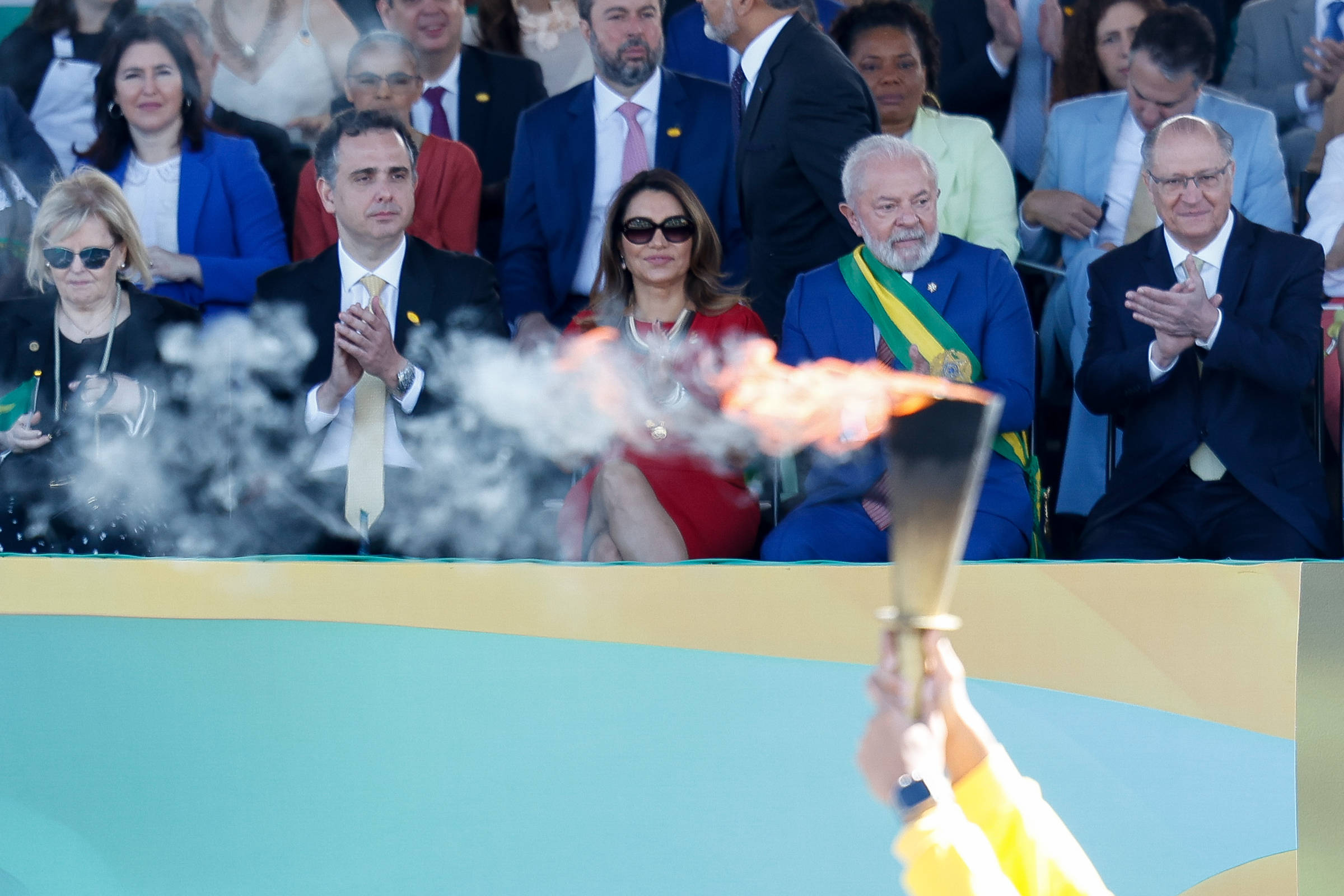 Com coro pela democracia, Lula participa de desfile pela nona vez