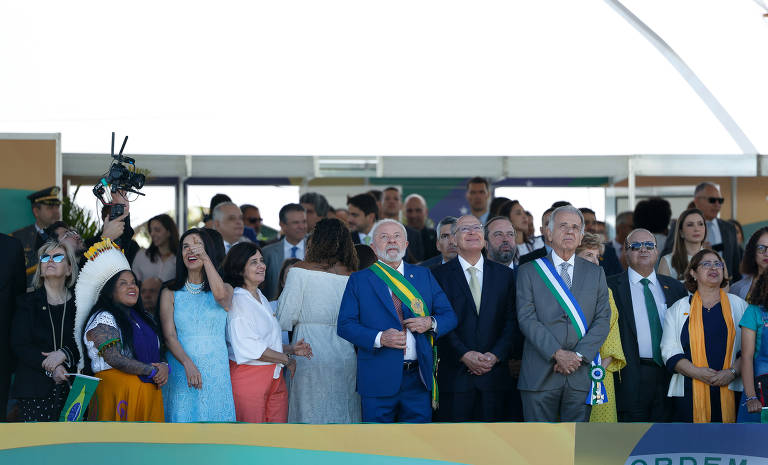 O presidente Lula acompanhado na tribuna de honra dos chefes de outros Poderes: a presidente do STF (Supremo Tribunal Federal), Rosa Weber, e o presidente do Congresso Nacional, senador Rodrigo Pacheco (PSD-MG)