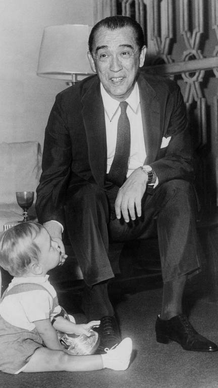 Juscelino com o neto João César, filho de Maria Estela, em 1964